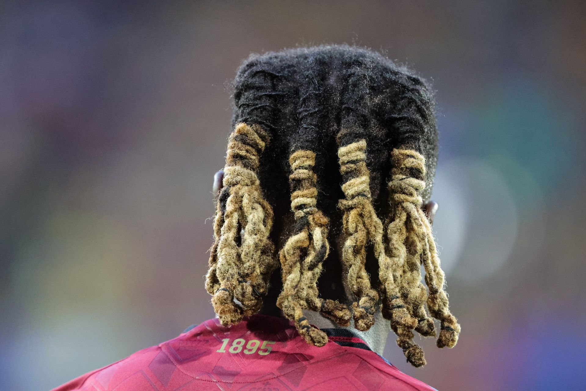 Las rastas bicolor de Jeremy Doku, jugador de Bélgica. 