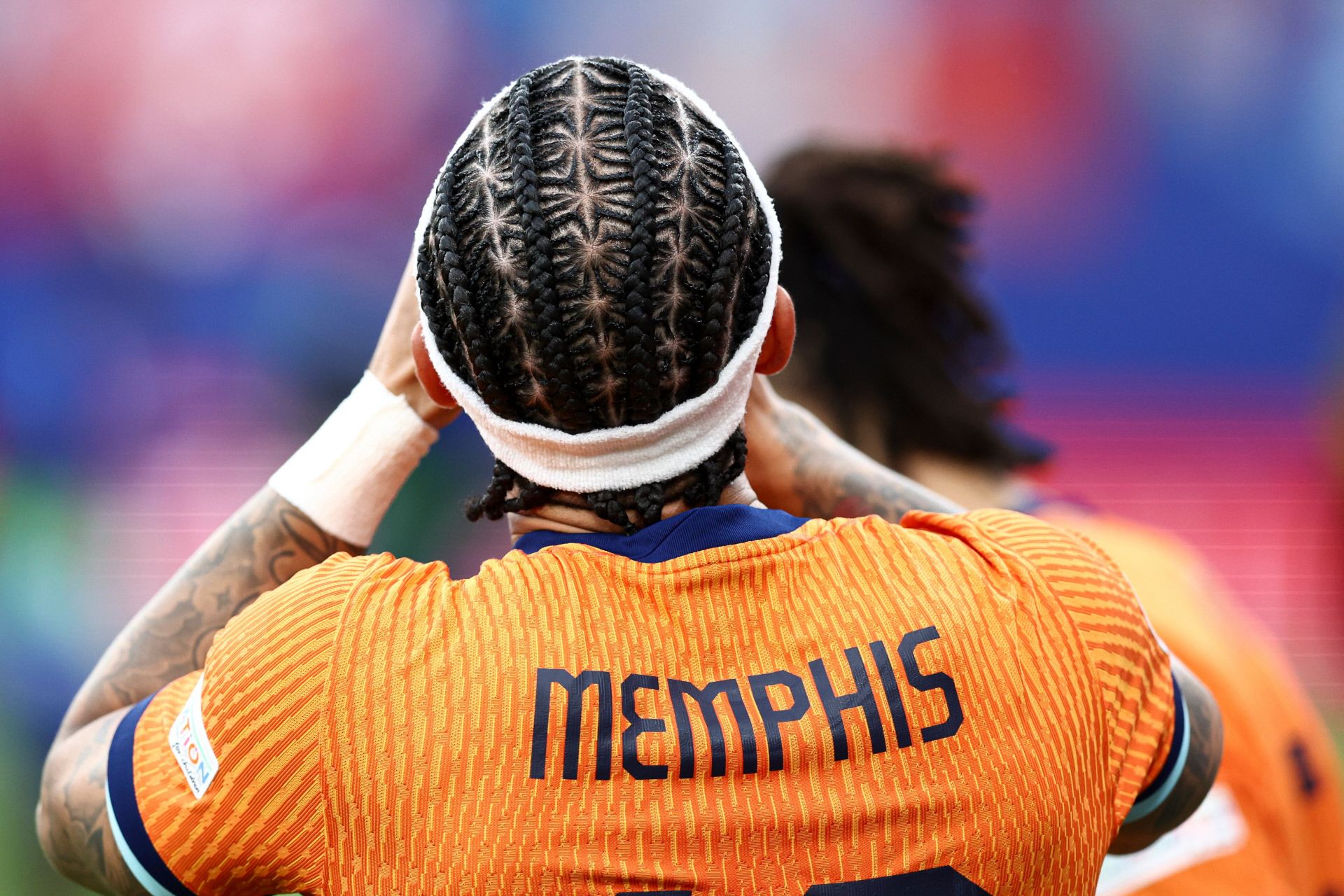 Memphis Depay, que juega con la selección de Holanda, luce uno de los peinados más originales de la Eurocopa a base de mini trenzas formando un mosaico. 