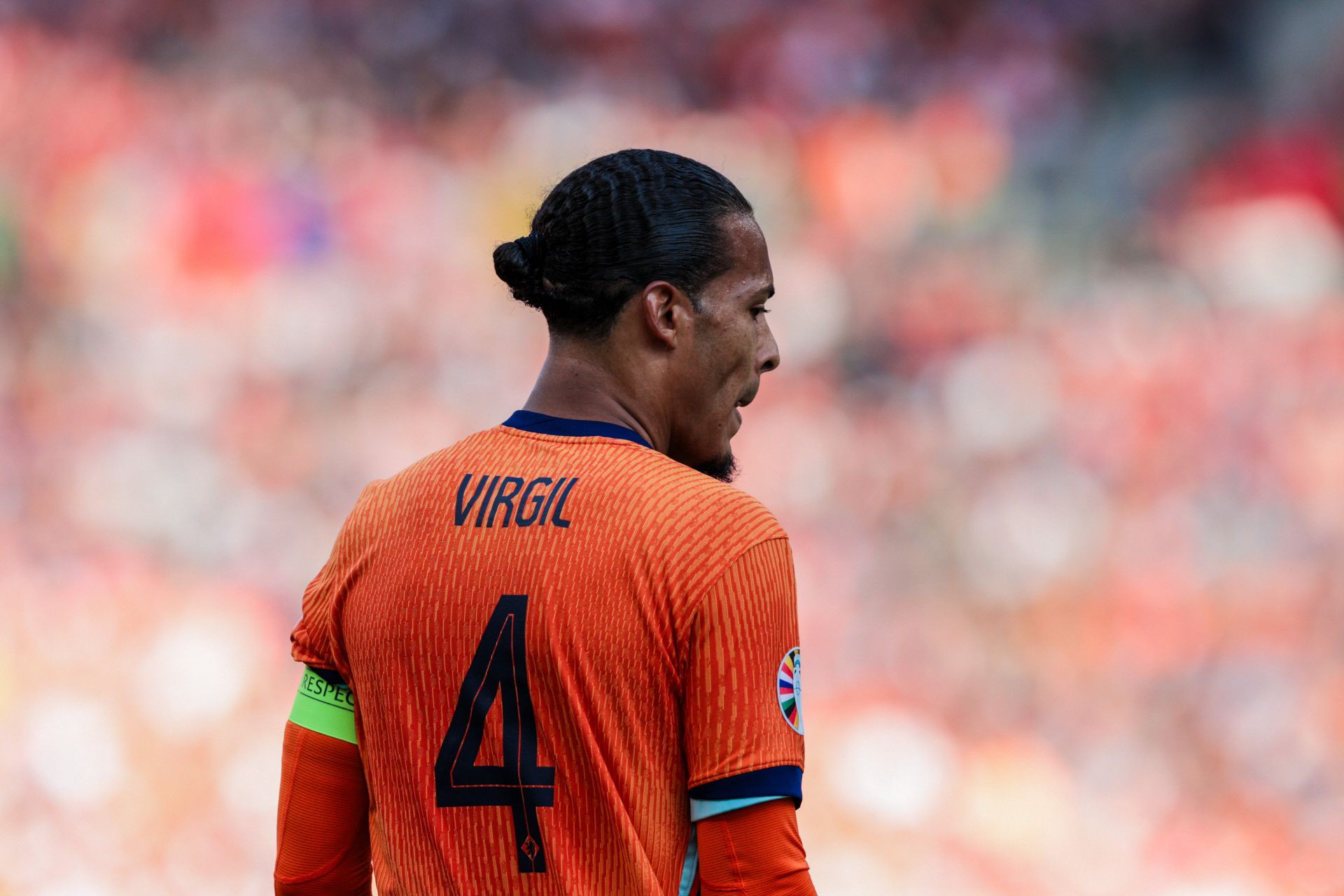 Virgil Van Dijk, de la selección de Holanda, recoge su cabello rizado en un moño wet. 