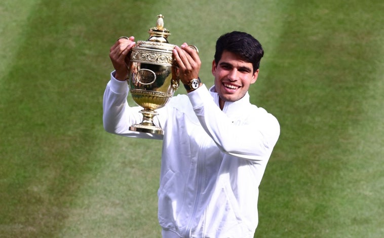 Imagen principal - Carlos Alcaraz con un Rolex Cosmograph Daytona en la final de Wimbledon 2024