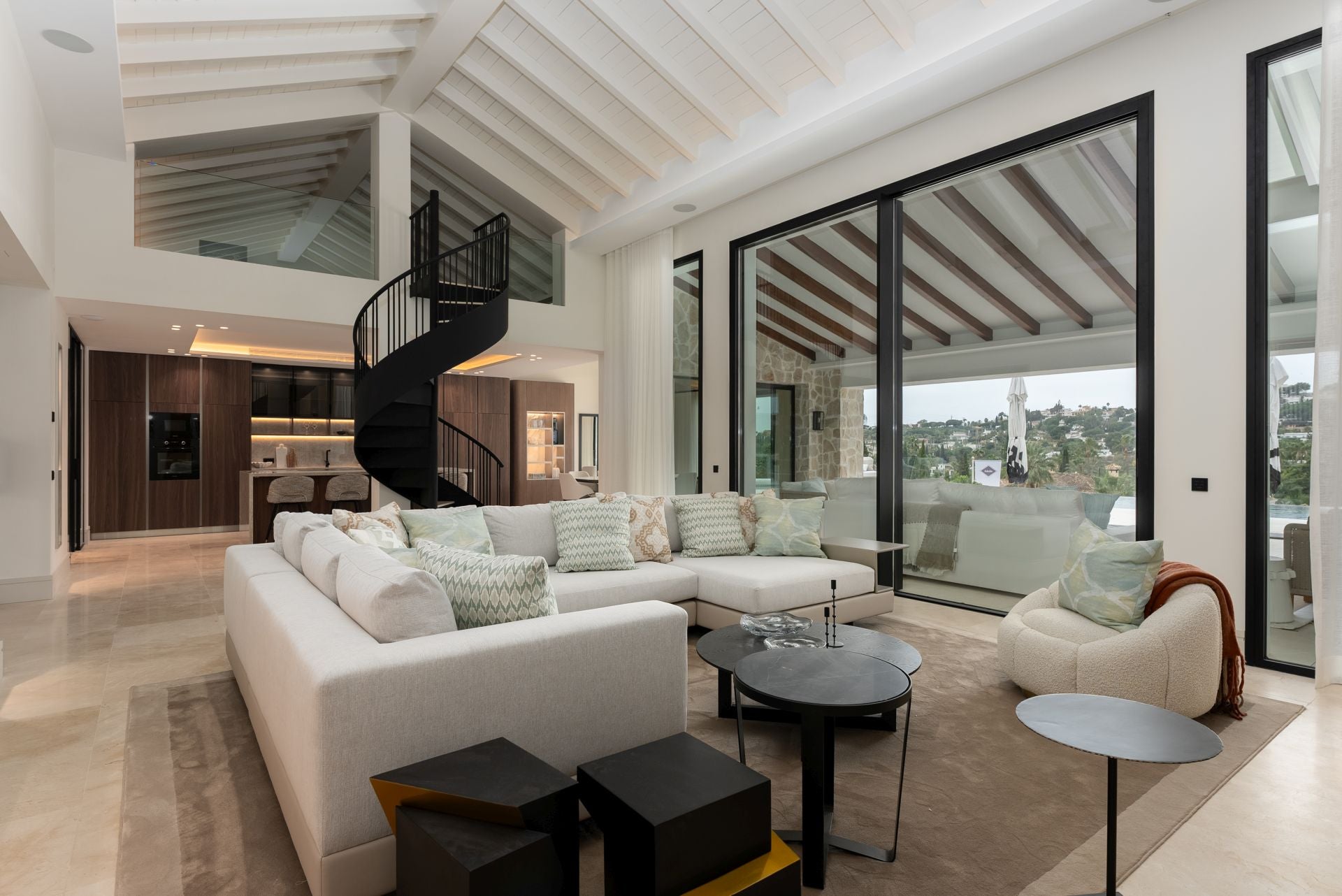 En la remodelación destaca el interior de la vivienda donde preside un salón a doble altura, un espacio que, además, se encuentra completamente integrado con el paisaje y la zona exterior de la finca.