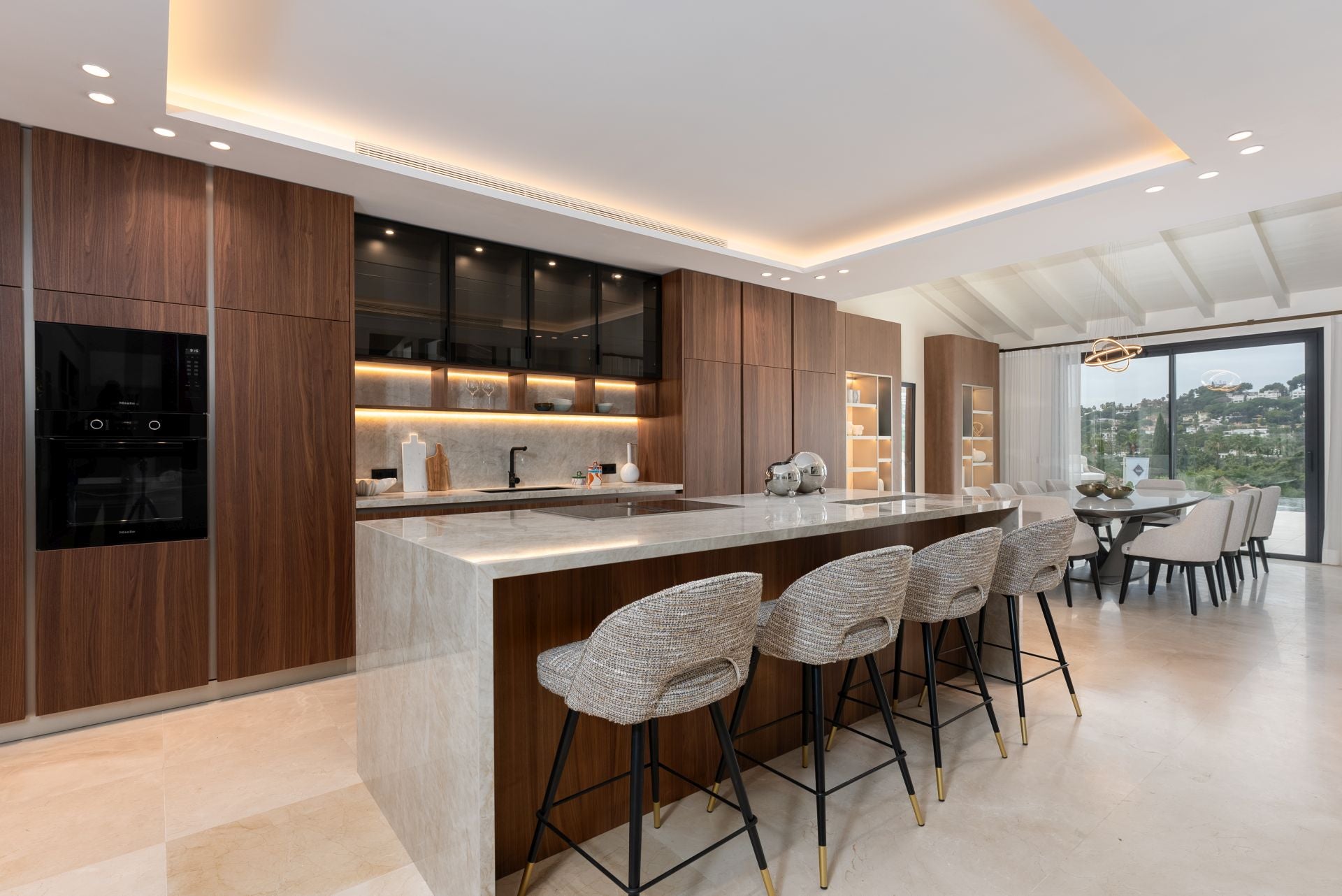 En consecuencia, este proyecto de vivienda de una sola planta, mantiene su volumetría original, pero con un aspecto totalmente renovado gracias al empleo de materiales en fachada como la piedra o la madera además de acabados en negro para definir líneas mucho más estéticas en todo el perfil de la misma.