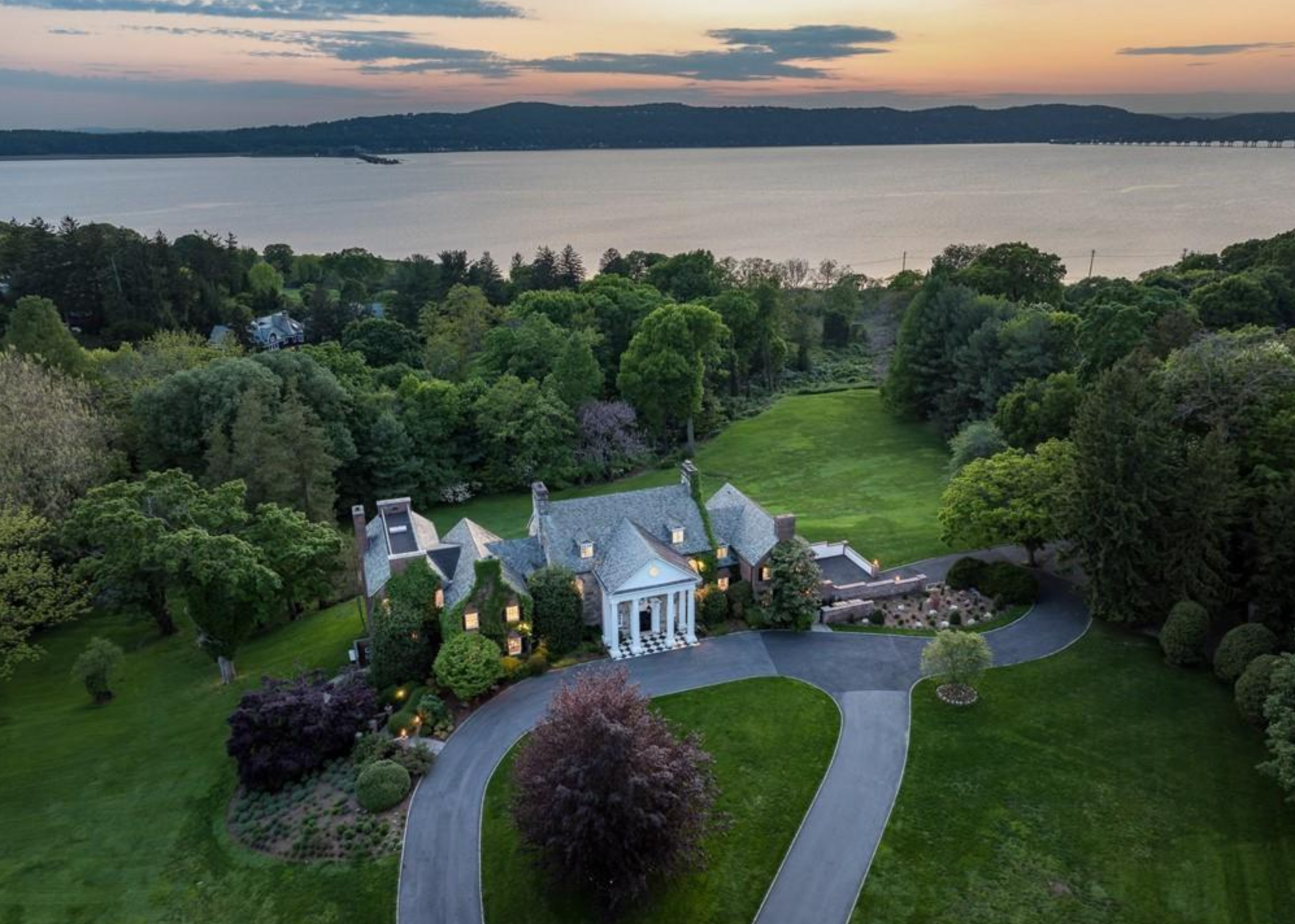 Esta espectacular propiedad con una extensión de 12 acres está situada junto al río Hudson
