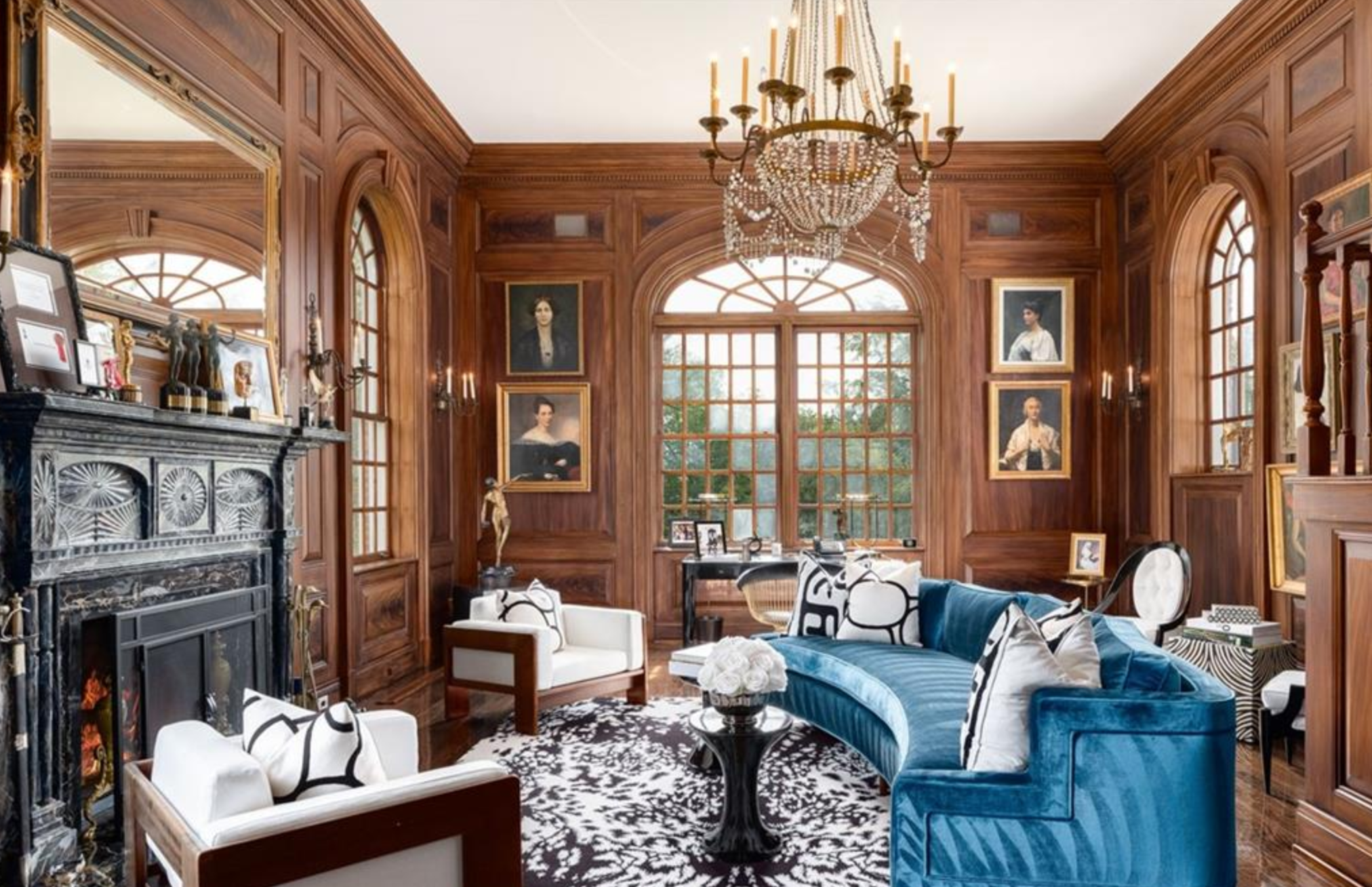 Entre las diferentes estancias hay una oficina con chimenea cuyas paredes están forradas de paneles de madera que se comunica con una biblioteca de dos plantas