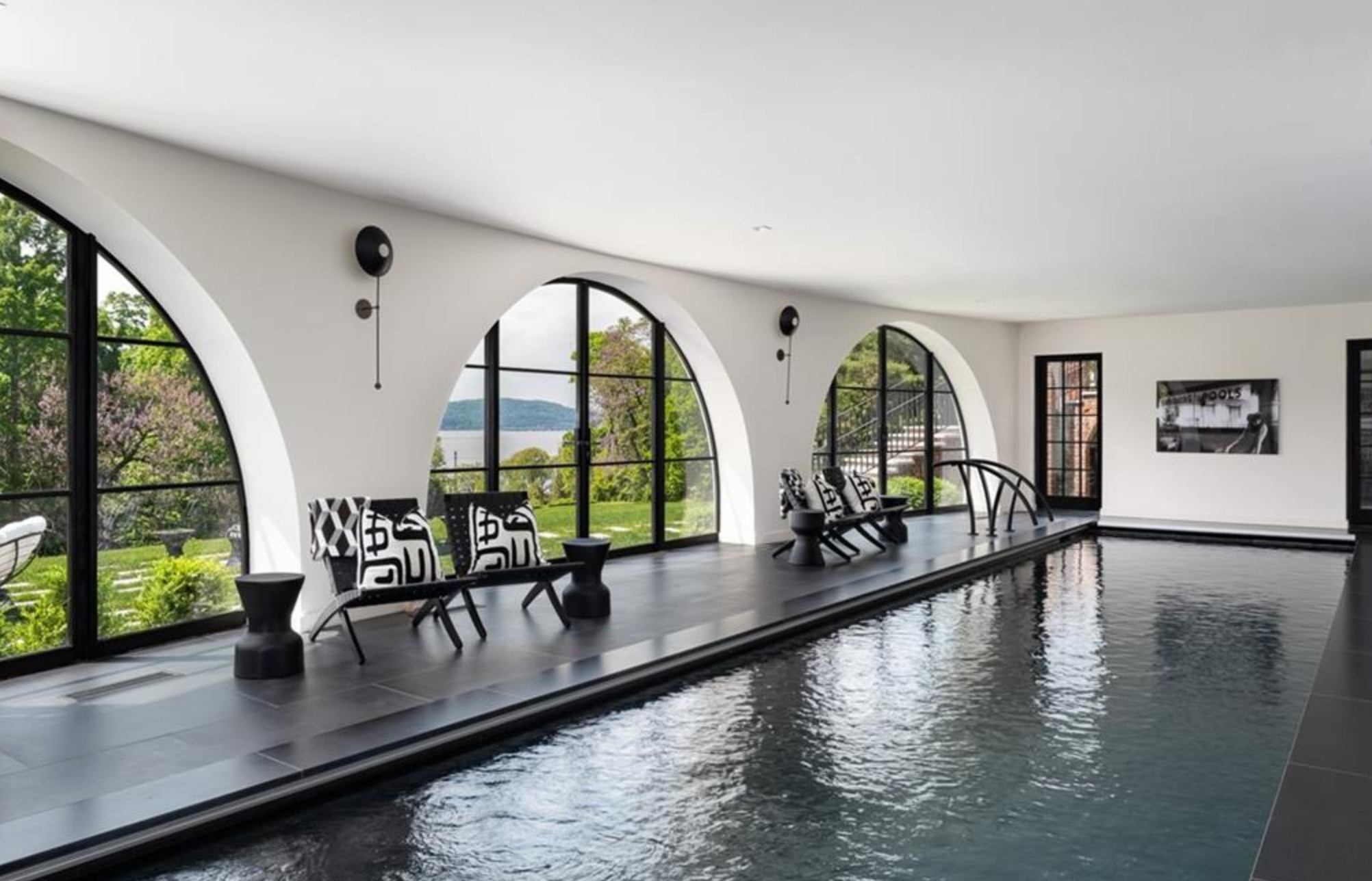 La planta inferior está destinada al ocio y el entretenimiento y cuenta con una piscina interior climatizada de 6,5 metros