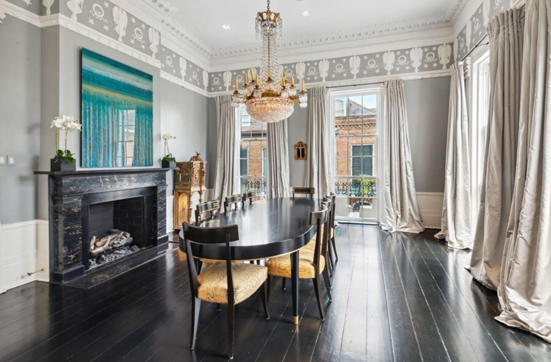 El comedor formal cuenta con una mesa con capacidad para ocho comensales y una chimenea de mármol