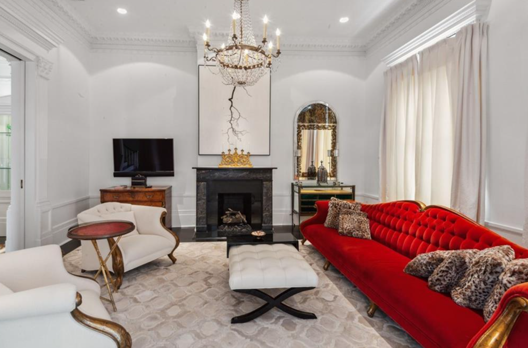 Esta mansión con tres plantas dispone de 3.135 metros cuadrados de espacio habitable y una decoración de lo más colorida y llamativa