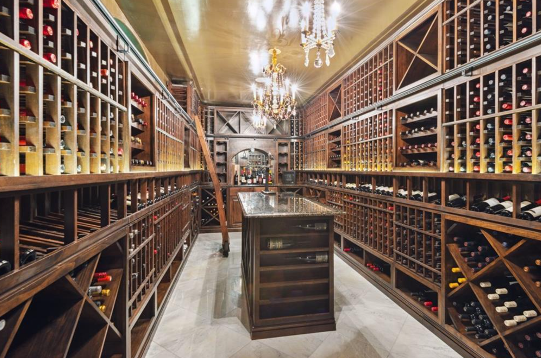 La vivienda dispone de una bodega con capacidad para almacenar más de 2.000 botellas, un aliciente para los amantes del vino y las bebidas espirituosas