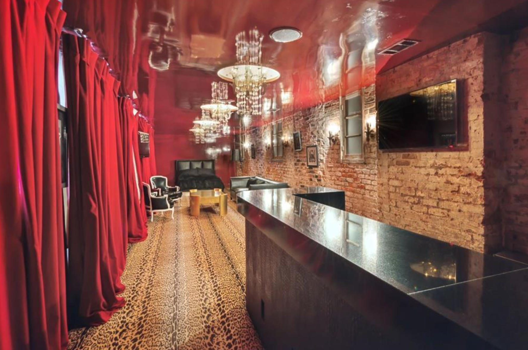 La suite principal dispone de una sorpresa que se encuentras tras el baño principal, un bar clandestino 