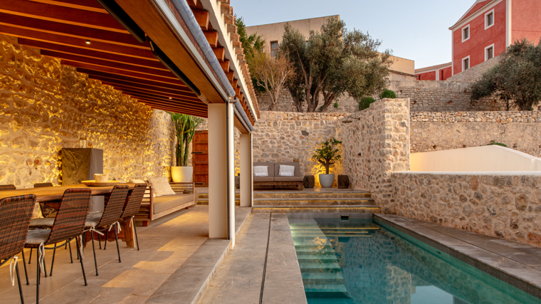 Patio con piscina y área de comedor al aire libre