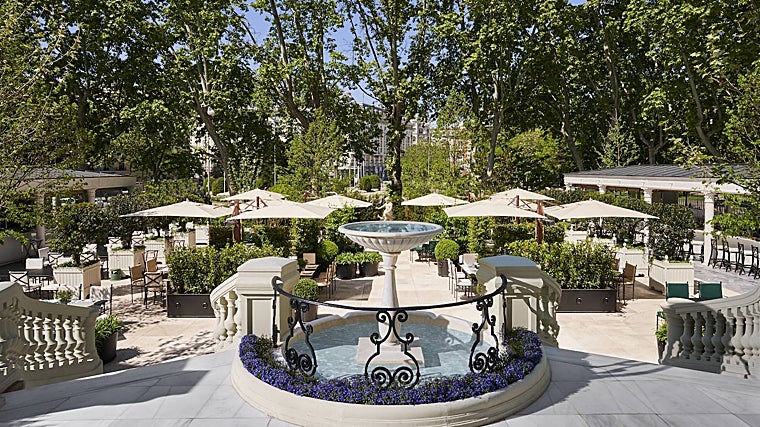 El Jardín del Ritz es un oasis de paz en medio de la ciudad para disfrutar este mes de agosto.