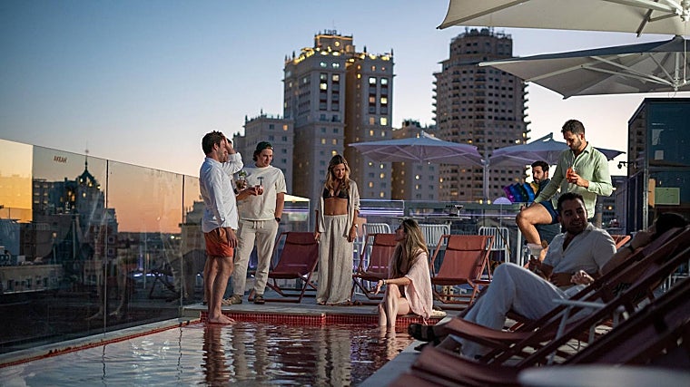 Bañarte al atardecer en una piscina situada en un 'rooftop', un planazo con las mejores vistas de Madrid.