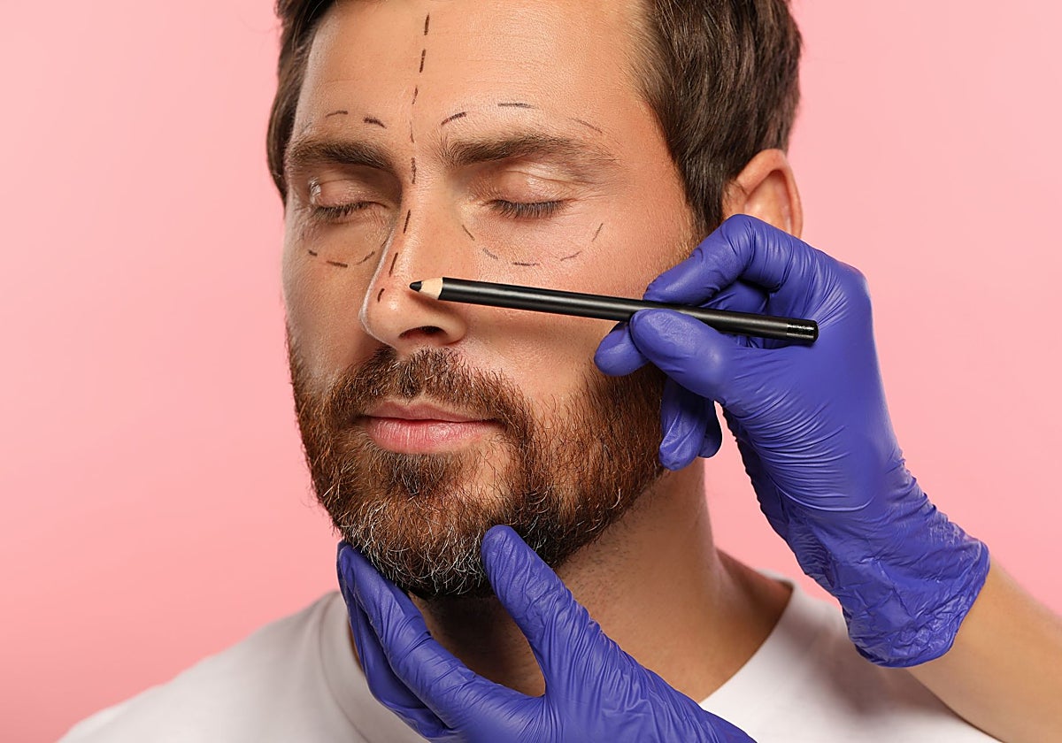 La blefaroplastia es la cirugía estética más demandada por los hombres en España en 2023.