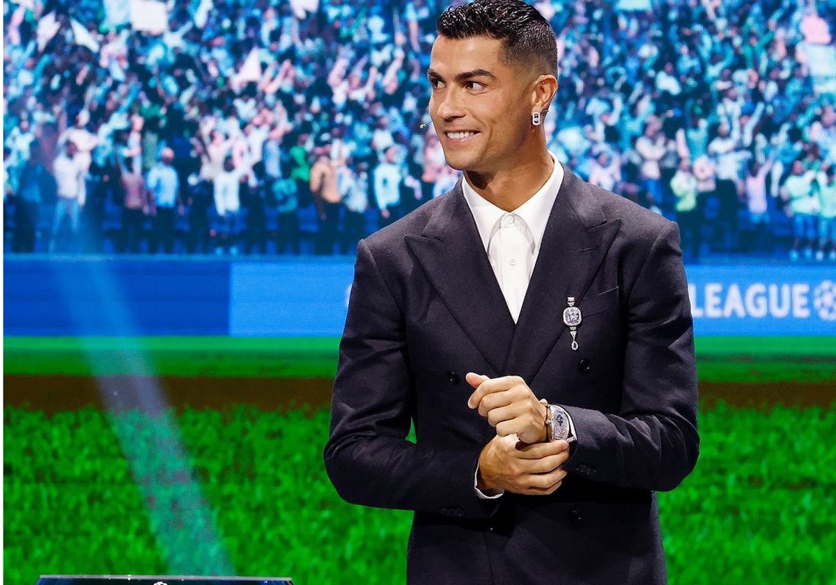 Cristiano Ronaldo con reloj de Frank Muller durante el sorteo de Champions