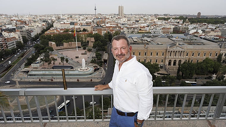 Álvaro Arrieta, fundador de la empresa de marketing hípico Oxer, en la azotea del Club Financiero de Madrid