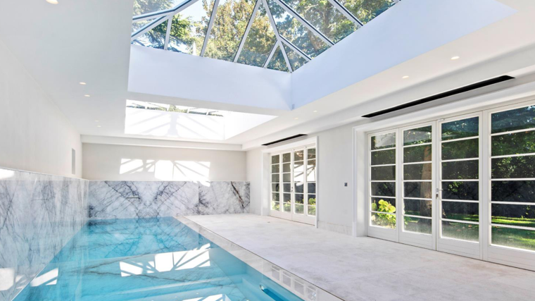 Imagen de la piscina interior con techo acristalado