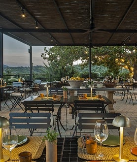 Imagen secundaria 2 - Así es el exclusivo hotel de Mallorca en el que pasó su noche de bodas el hijo de Emilio Aragón