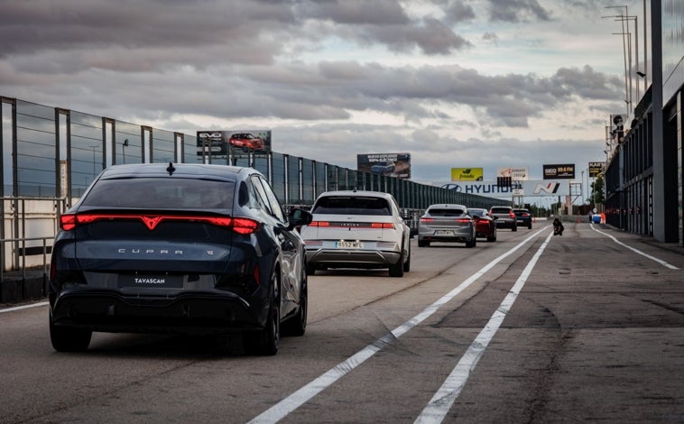 Imagen principal - Durante las pruebas de coches en la pista del circuito del Jarama