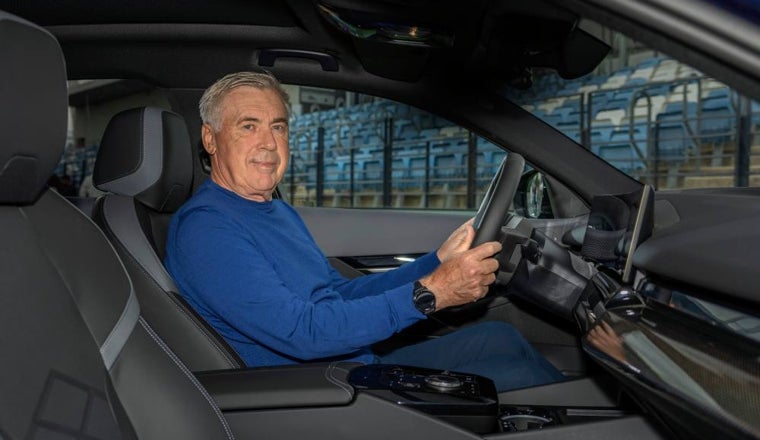 Carlo Ancelotti dentro del BMW i5 M60 xDrive