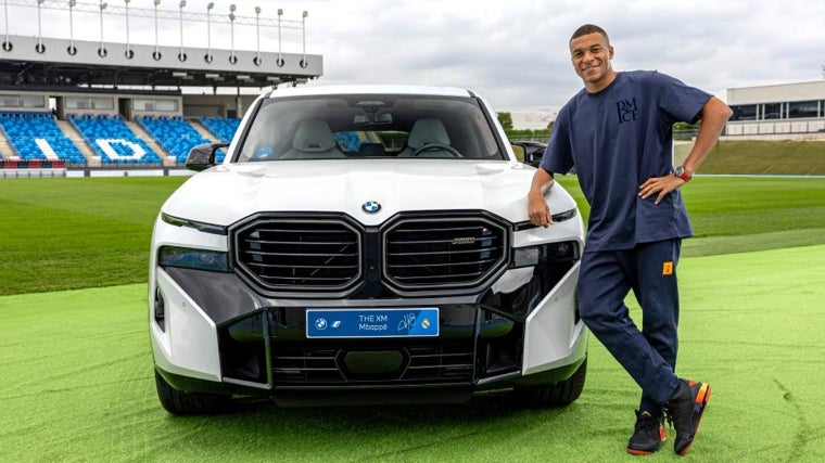 Kylian Mbappé con su nuevo BMW