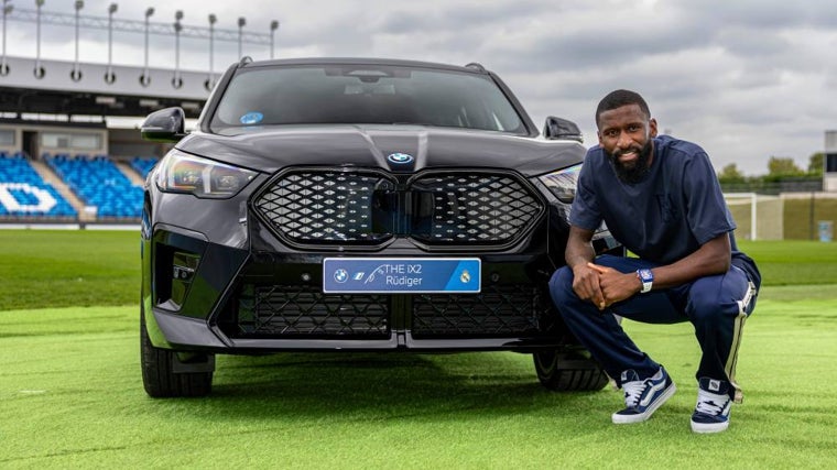 Antonio Rüdiger con el iX2 xDrive30