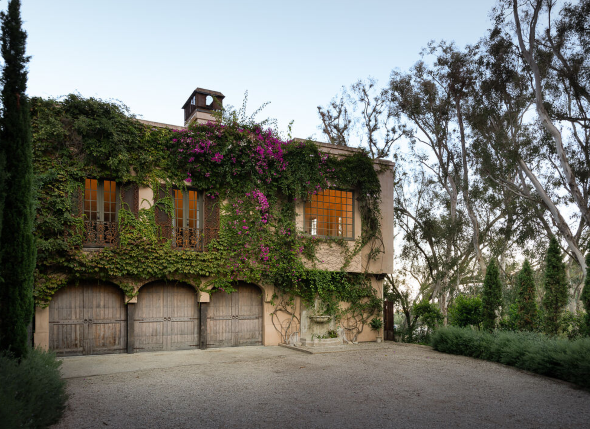 La vivienda de estilo toscano con un fachada repleta de vegetación está situada en una parcela de 3 acres en Beverly Hills