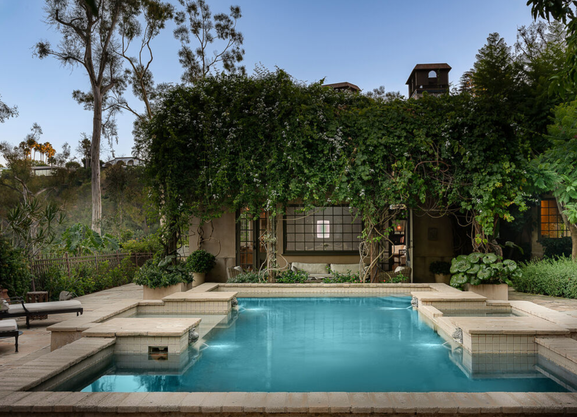 Además, hay una piscina con zona de hamacas para tomar el sol, jacuzzi y un garaje adjunto