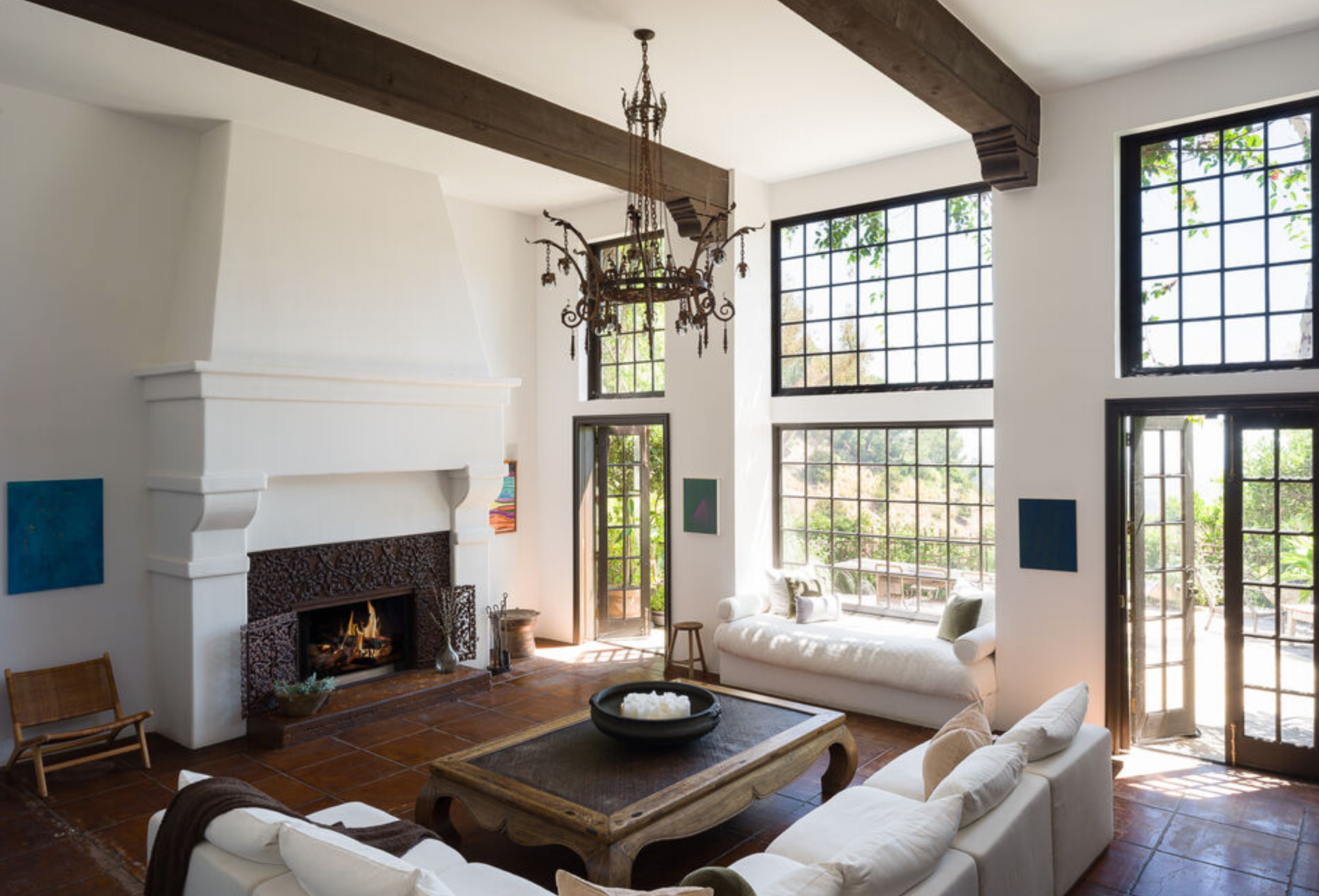 Construida en 1951 cuenta con 558 metros cuadrados de espacio habitable y algunas características destacadas como techos altos con vigas vistas, grandes ventanales y suelos de terracota y madera en bruto