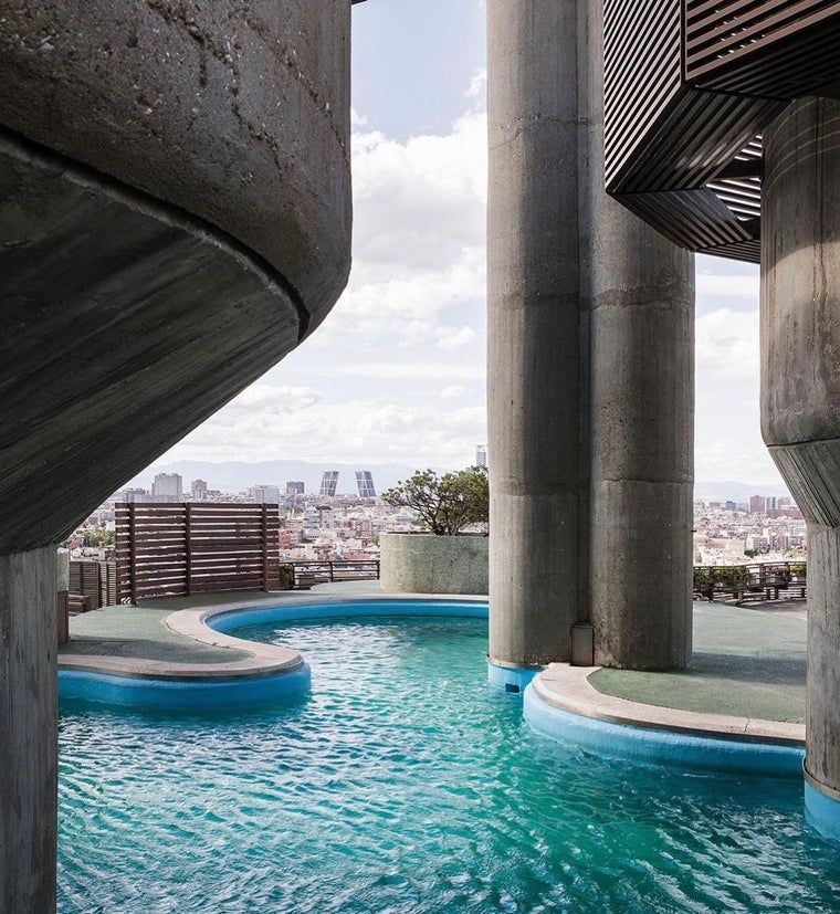 La piscina del edificio Torres Blancas