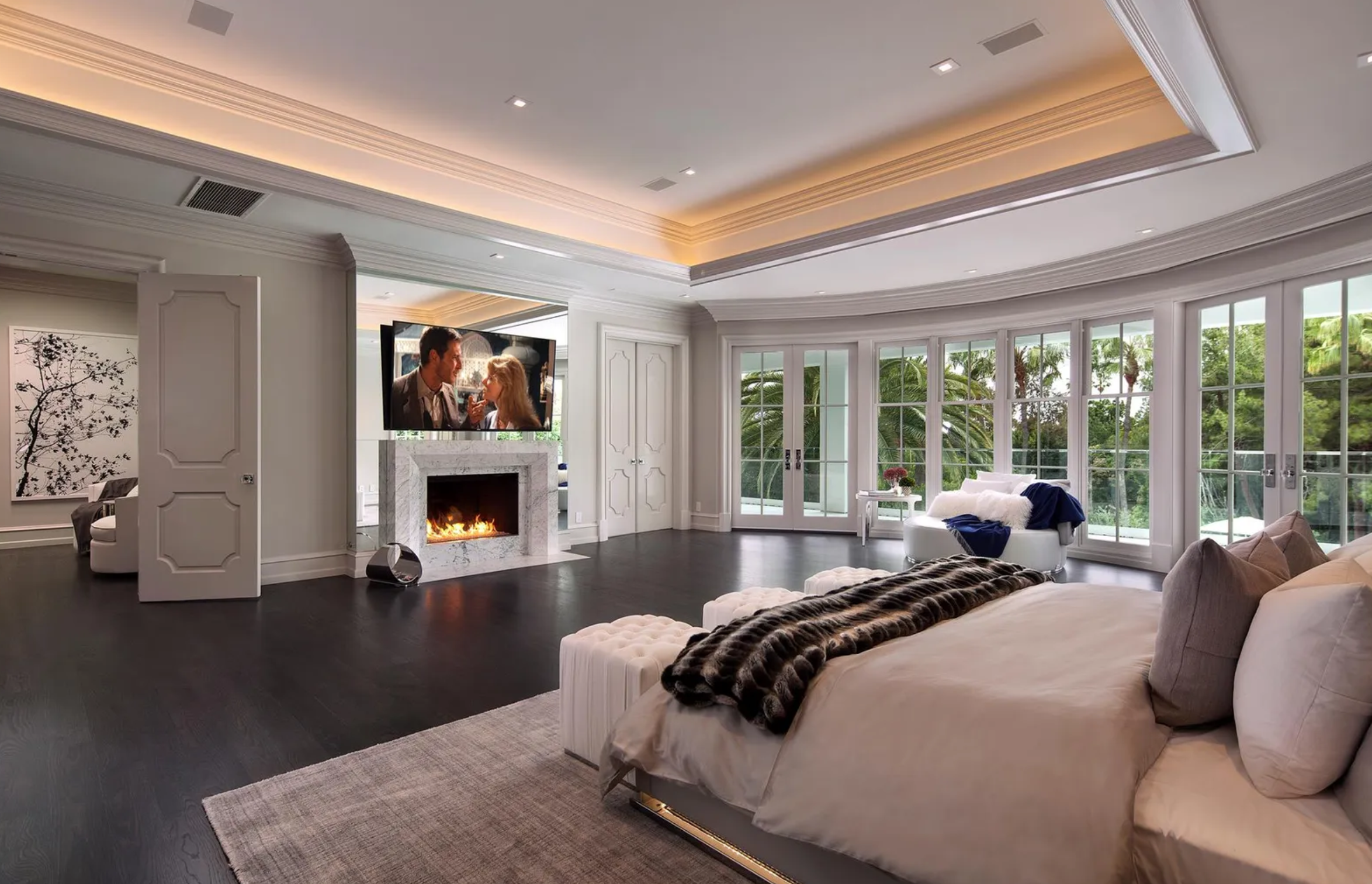 La vivienda principal que cuenta con más de 1,000 metros cuadrados de espacio habitable dispone de seis dormitorios y diez cuartos de baño