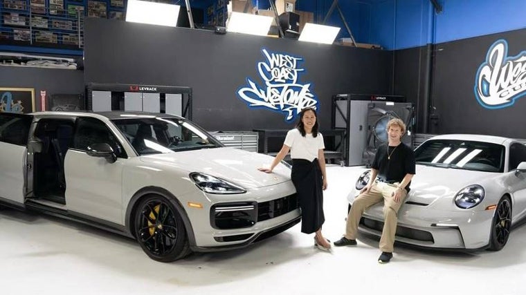 La pareja con sus coches tuneados