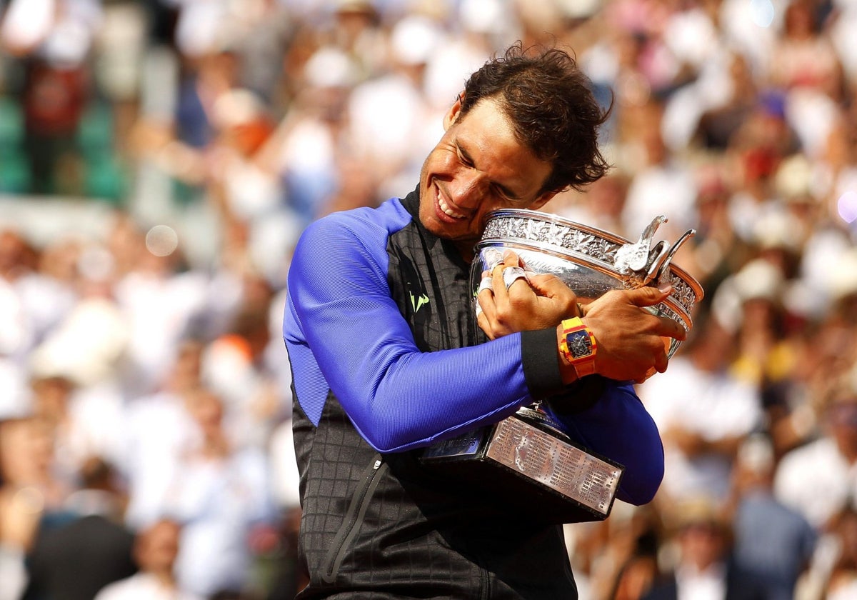 Rafa Nadal con el trofeo Roland Garros en 2017, luciendo un Richard Miller en su muñeca.