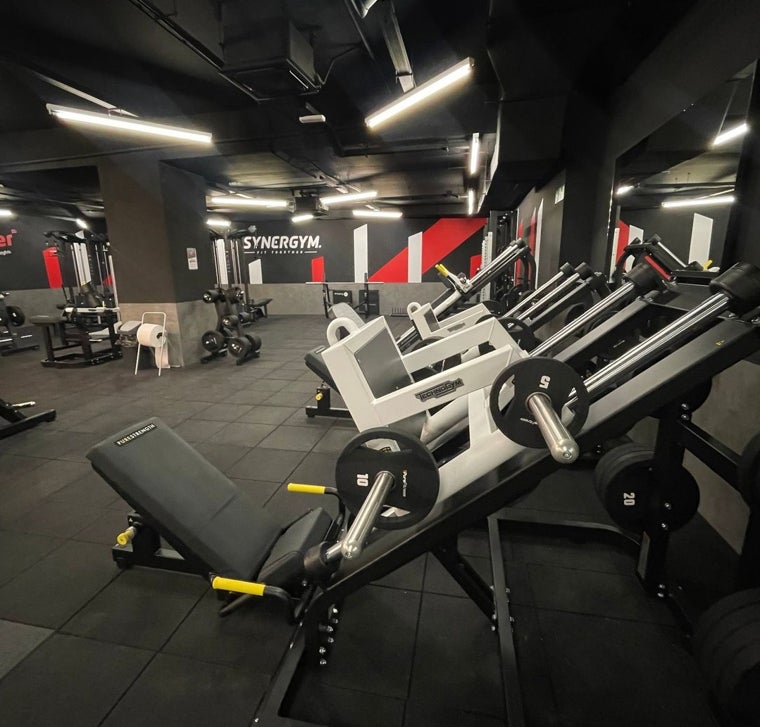 Zona de peso en un gimnasio Synergym