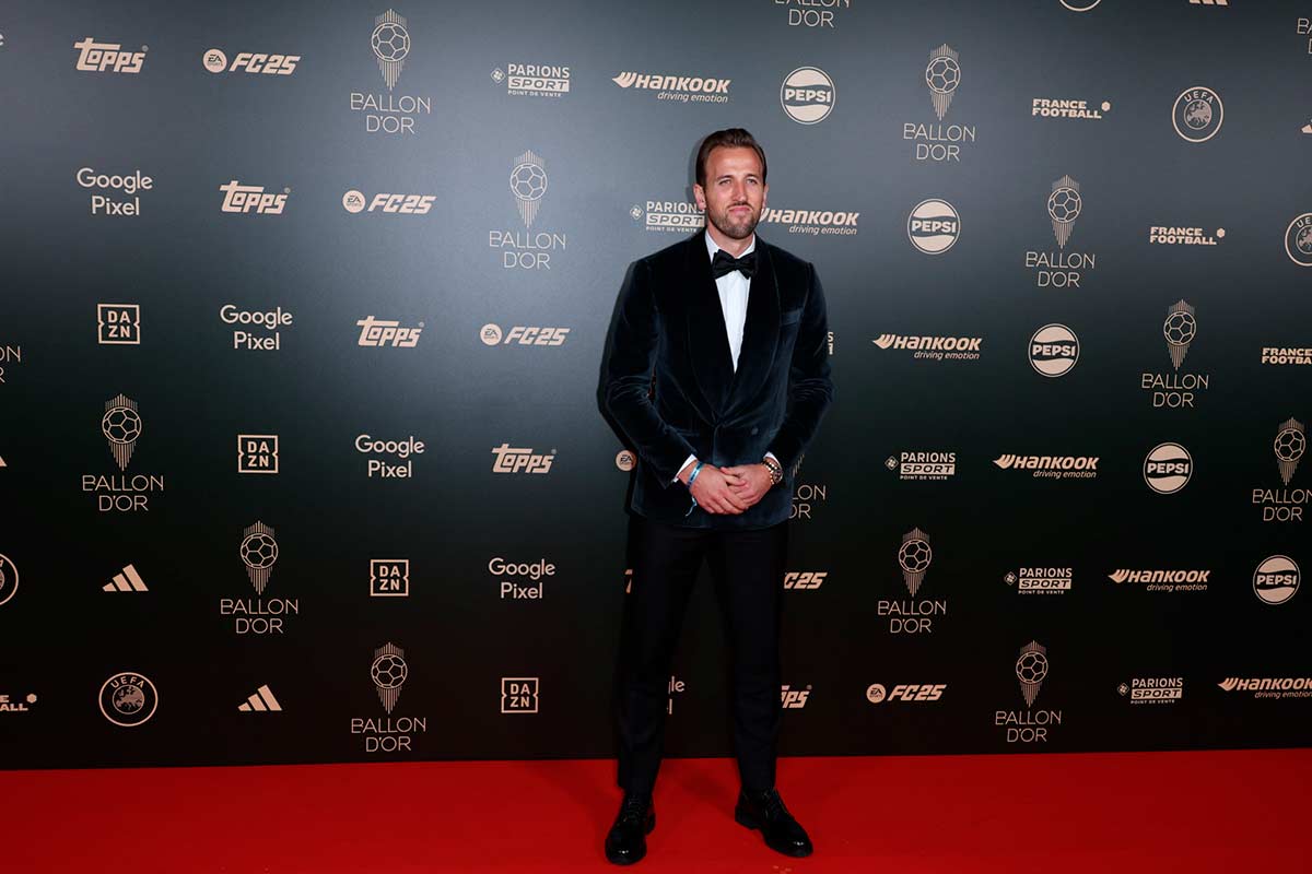 Harry Kane, con una chaqueta de terciopelo azul noche en la 'red carpet' del evento. 