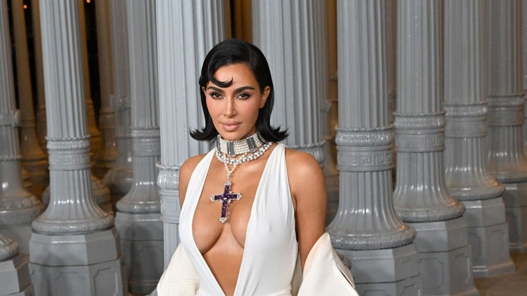 Kim Kardashian con la cruz de Atallah en la gala LACMA 2024.