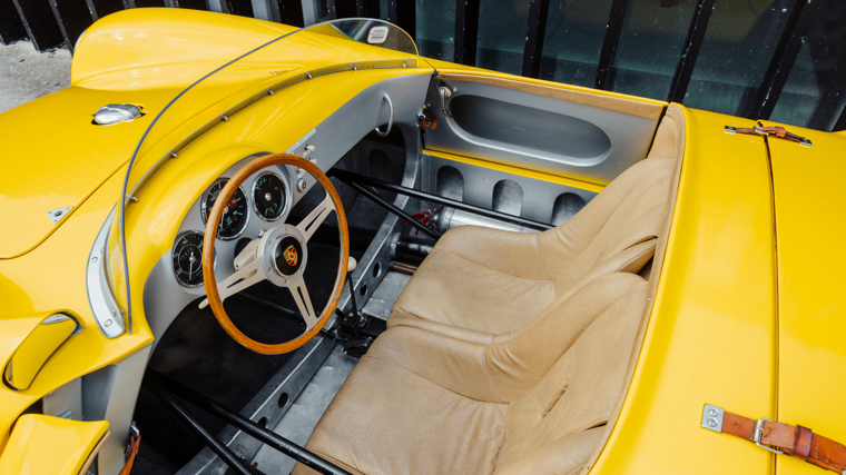 Imagen del interior del coche que presenta un gran estado de conservación