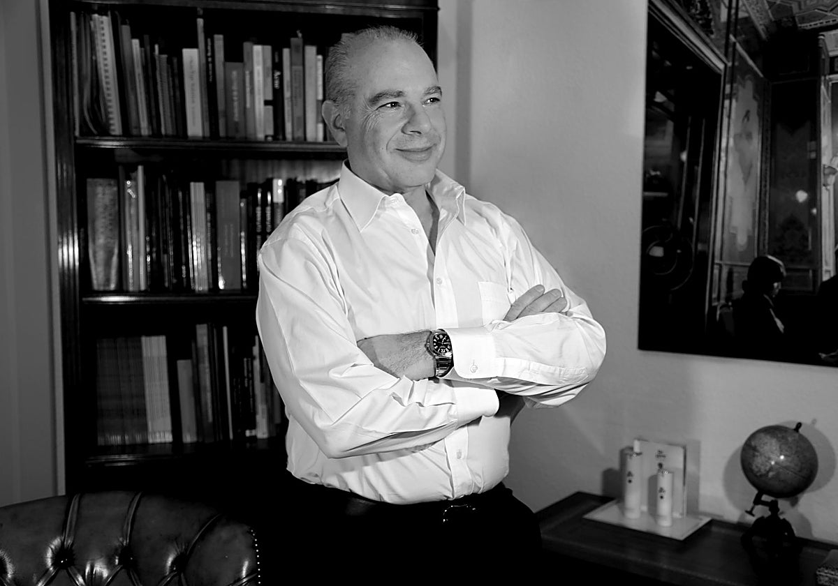 El doctor Phillip Levy aterriza en España.