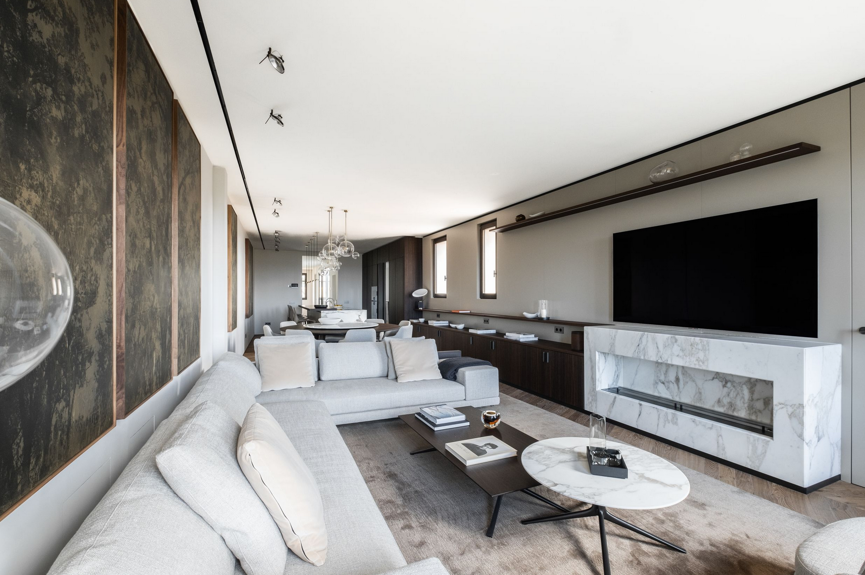 Entre las diferentes estancias hay varias salas de estar, varias cocinas de diseño, biblioteca, sala de cine y garaje