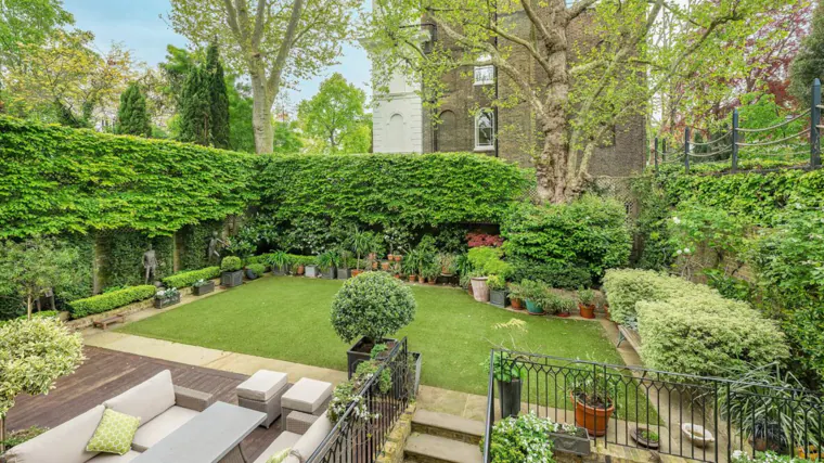 Image of the garden with outdoor dining area