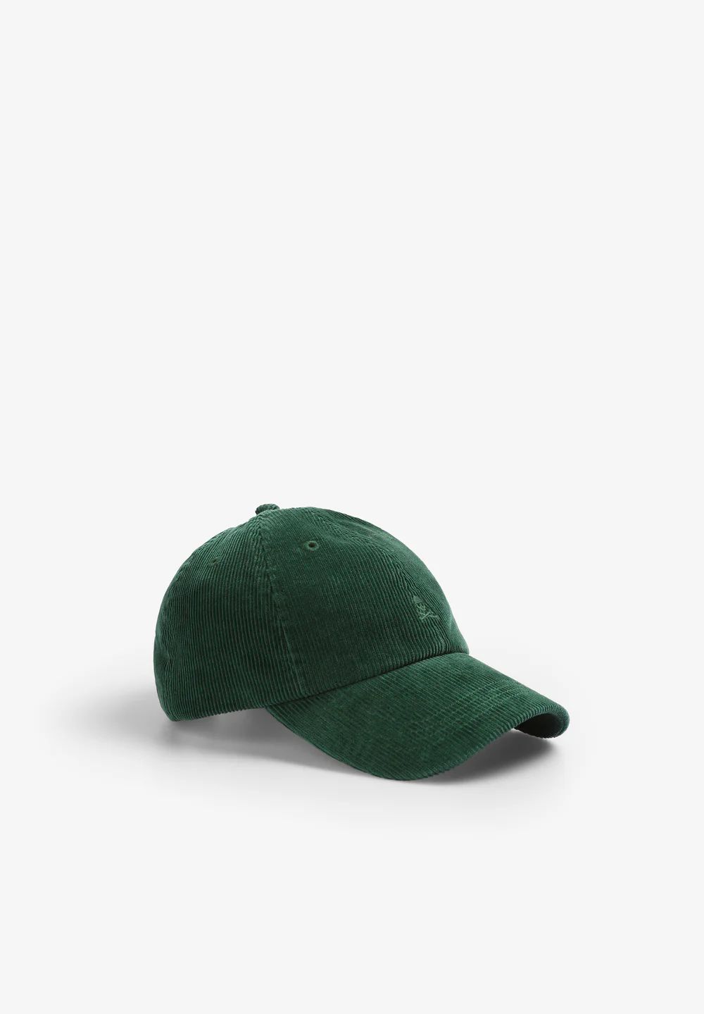 Gorra de pana confeccionada en mezcla de tejido reciclado. Cierre ajustable trasero y logo bordado a tono de Scalpers. Precio: 29,90 euros