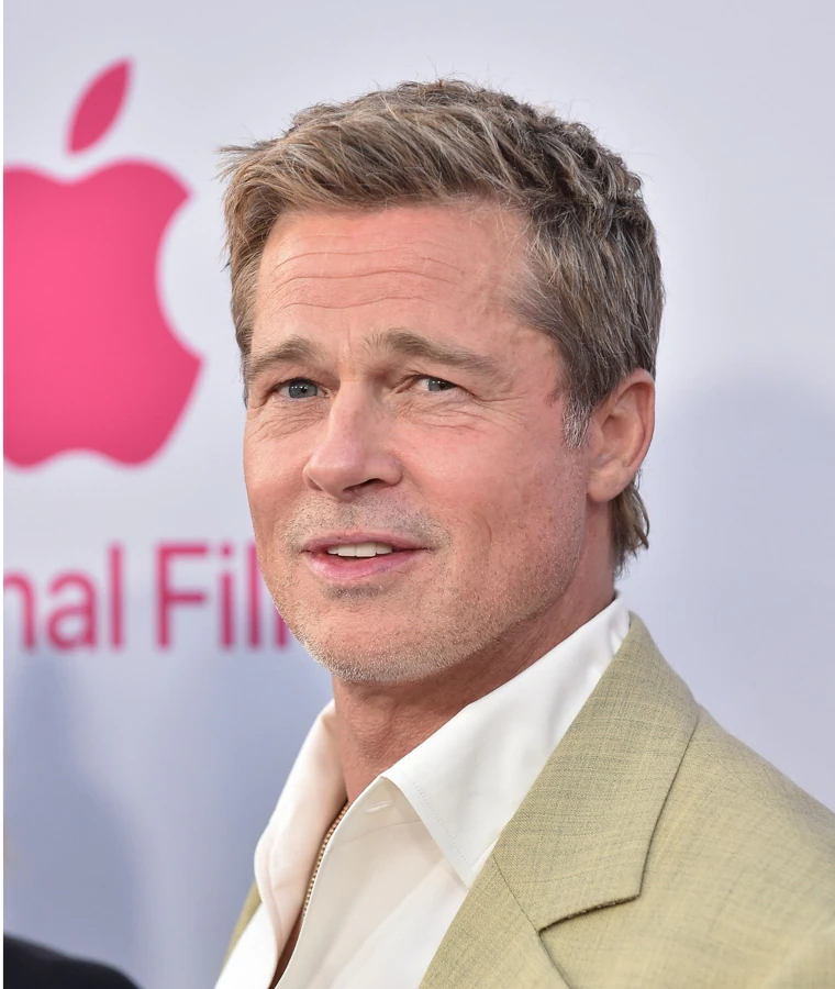 At 61 years old, Brad Pitt sports thick, dense hair, with a short, informal haircut that rejuvenates him.