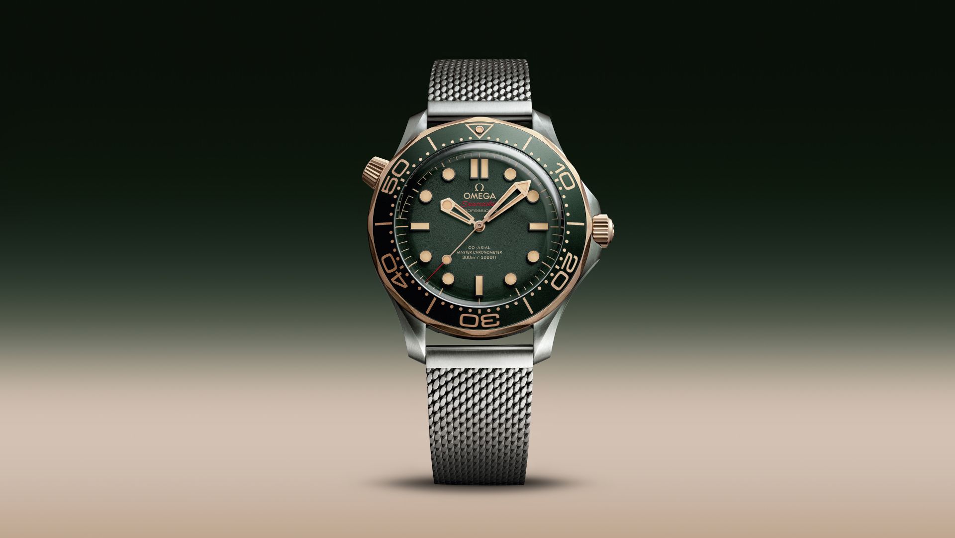 Tras la estela de la última colección Seamaster Diver 300M, OMEGA presenta ahora una nueva edición en titanio de grado 2 y Oro Bronce. Este brazalete de malla cepillado y la caja de 42 mm también cepillada están realizados en titanio de grado 2, conocido por ser ligero, resistente a la corrosión, bioquímicamente inerte y capaz de soportar temperaturas extremas. El exclusivo Oro Bronce de OMEGA aparece en el bisel, la corona, la válvula de escape de helio y el revestimiento PVD de las agujas para crear un cautivador contraste. Precio: 11.900 euros