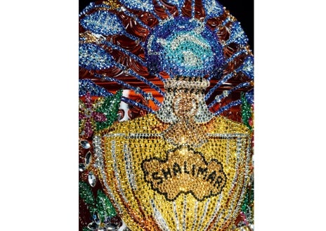 Imagen secundaria 1 - El emblemático perfume Shalimar de Guerlain se ofrece esta Navidad en un bote decorado con cientos de cristales de Swarovski de colores, una obra de arte hecha a mano. Solo hay 58 unidades y cuestan 18.000 euros. 