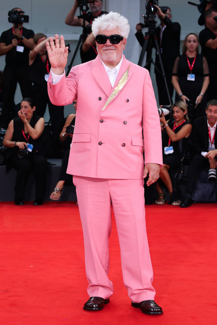 Pedro Almodóvar ha dado la vuelta al mundo en 2024 con su nueva película (La habitación de al lado). En el festival de Venecia llevó un traje rosa de Loewe. 
