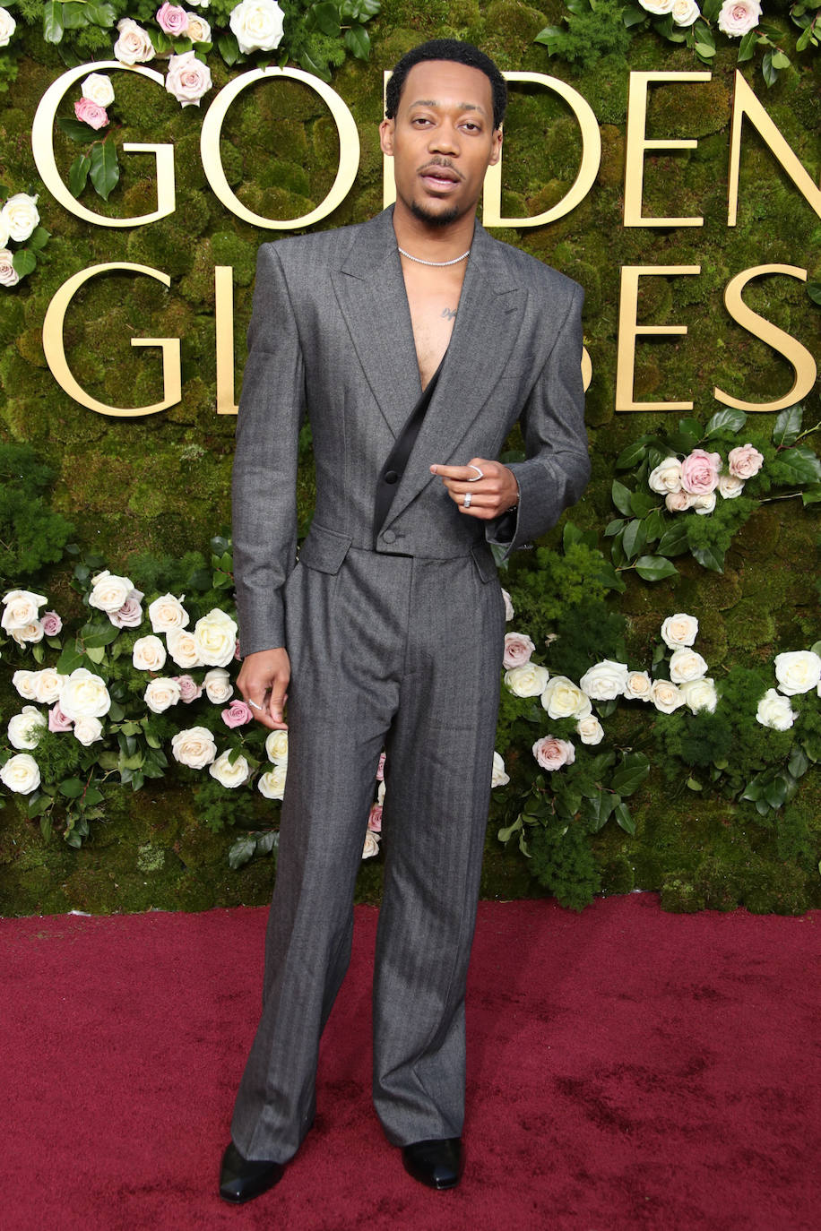 Tyler James Williams se atrevió con un traje gris con chaqueta cropped de Dolce & Gabbana. Además, llevó los zapatos con cordones Prism Lace Up de Jimmy Choo.