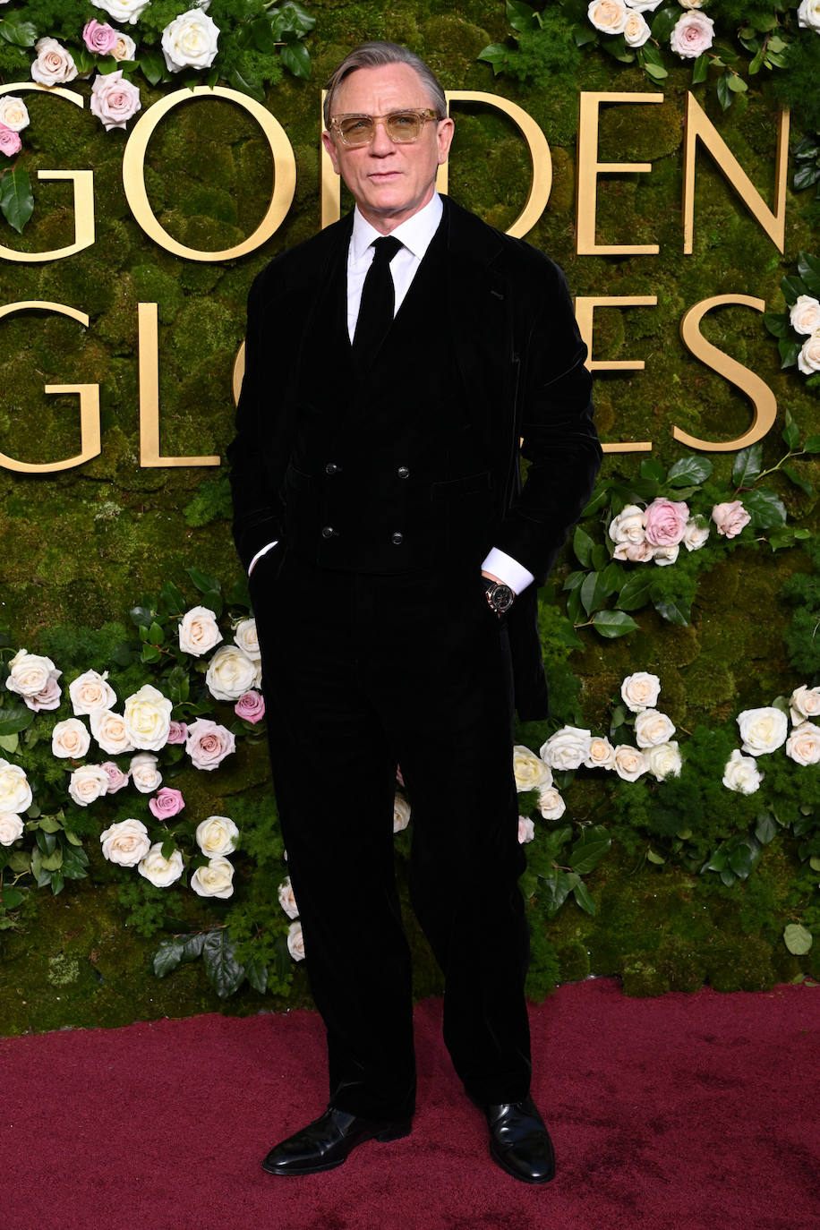 Daniel Craig eligió un traje de tres piezas de terciopelo negro de Georgio Armani. 