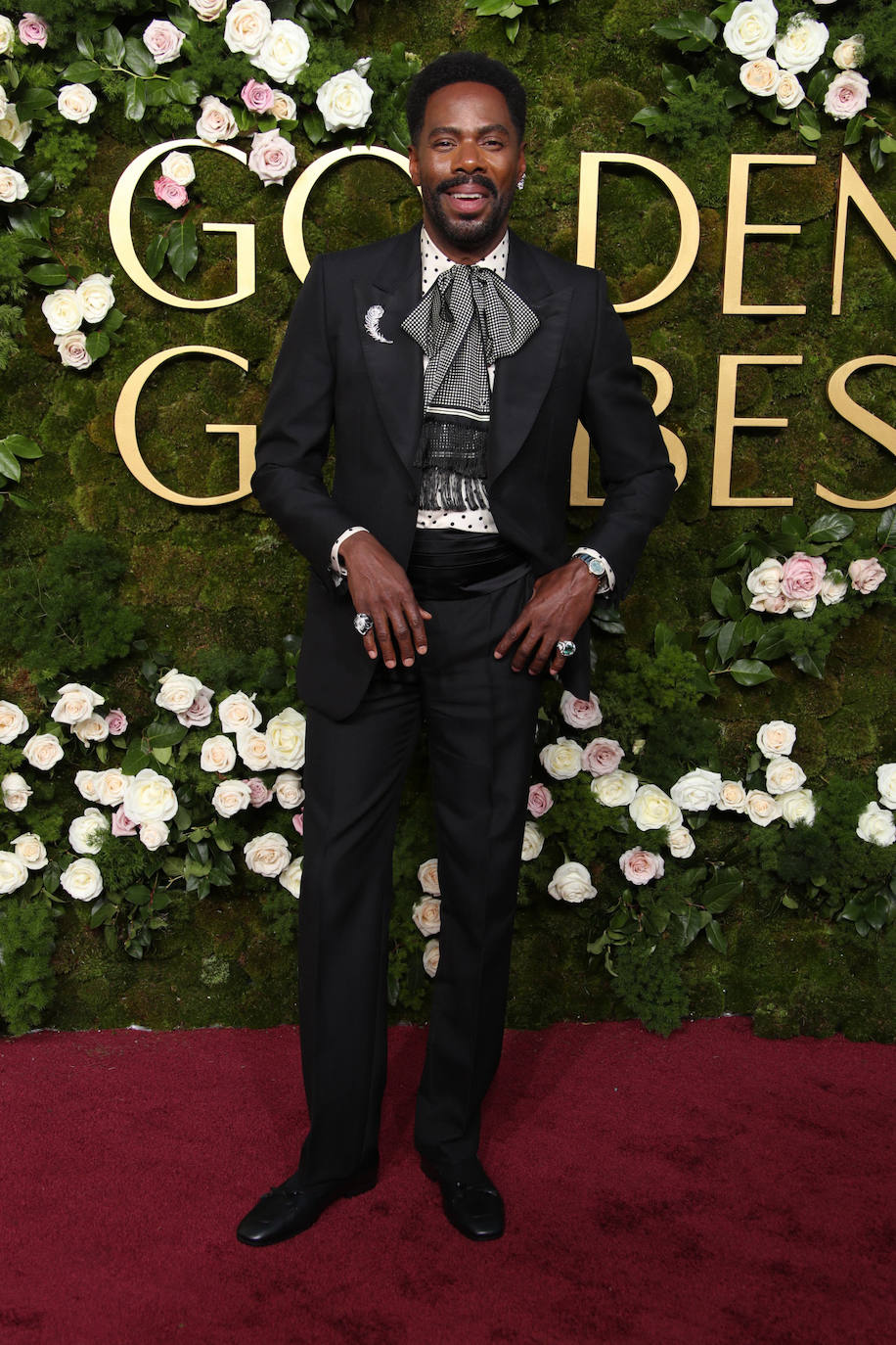 Colman Domingo optó por un peculiar look de Valentino con lazo. 