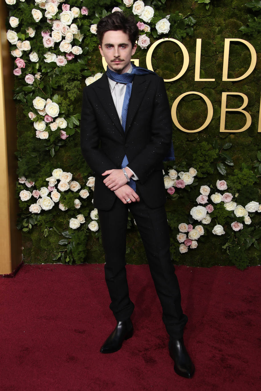 Timothée Chalamet nunca decepciona en la alfombra roja. El actor eligió un traje de Tom Ford, con la blazer cubierta de purpurina, y que llevó con la cortaba desanudada. 