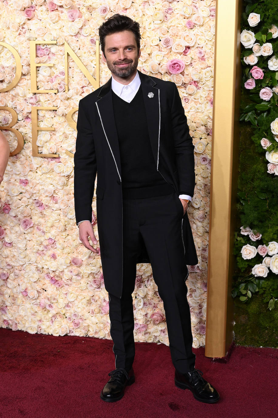 Sebastian Stan eligió un traje de Prada con levita, con ribete blanco. 