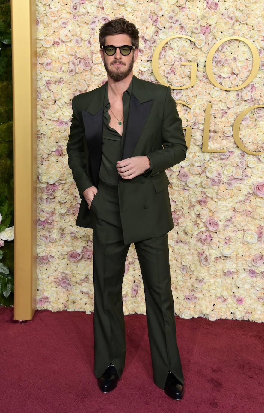 Andrew Garfield ha lucido un traje oversize en color verde botella de Gucci, con camisa abierta. 